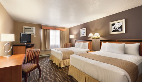 2 Queen Beds (Pool Level) Non-pet friendly