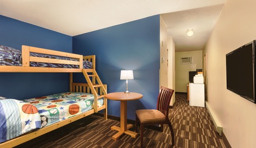 1 Queen 1 Bunkbed (Pool Level) Non-pet friendly