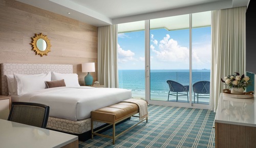 The Views Oceanfront Suite 1 King Mobility/Hearing Accessible W/Roll-in Shower