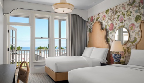 Victorian Oceanfront with Balcony 2 Queen Hearing Access
