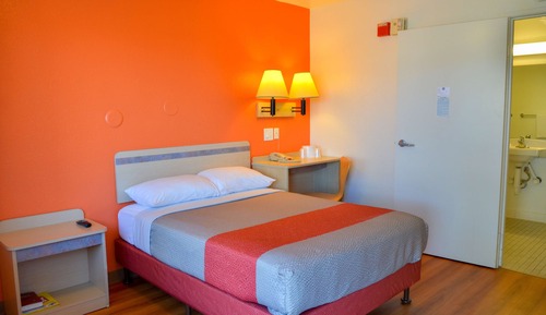 Deluxe Room, 1 Queen Bed, Non Smoking, Refrigerator