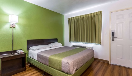 Standard Room, 1 King Bed, Non Smoking, Kitchenette
