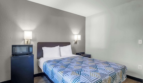 Standard Room, 1 Queen Bed, Non Smoking, Refrigerator & Microwave
