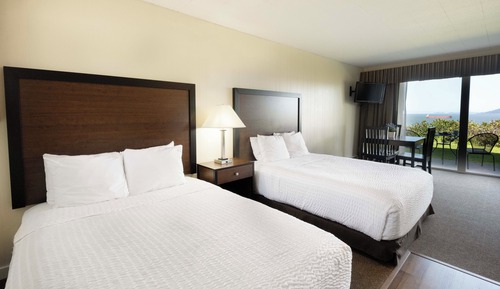 Double Queen Suite View (NO PETS)