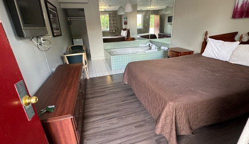 Romantic Studio Suite, 1 Queen Bed, Hot Tub