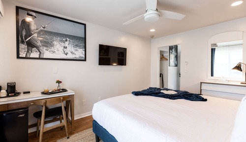 Room, 1 King Bed, Balcony, Poolside