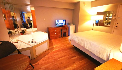 Room, 1 Queen Bed, Hot Tub (Hardwood Floor)