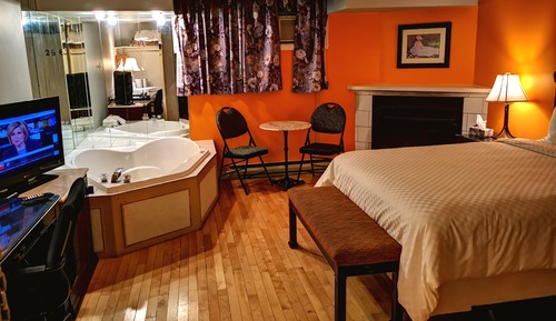 Room, 1 Queen Bed, Hot Tub ( Hardwood Floor & Fireplace)