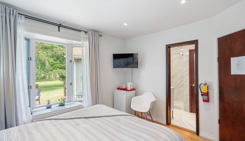Chestnut Room Queen Bed