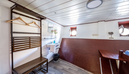 Double Cabin, Shared Bathroom