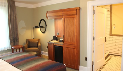 Deluxe Hotel Room 1 King