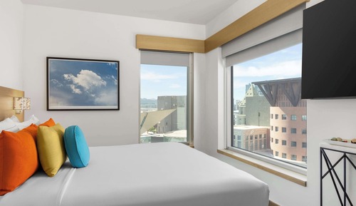 Suite, 1 King Bed, Accessible, Mountain View