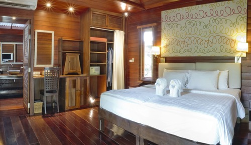 Deluxe (Partial Sea View)