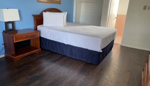 Standard Room, 1 Queen Bed