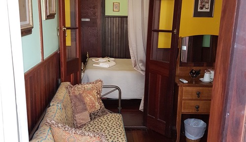Courtyard Queen Room