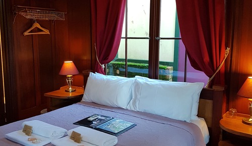 Merlot Room w Courtyard