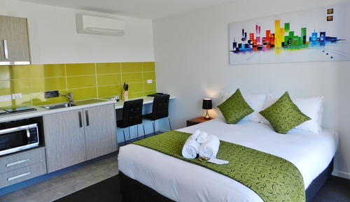 Deluxe Queen with Kitchenette