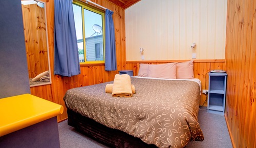 2 Bedroom Cabin with Spa - Sandpiper