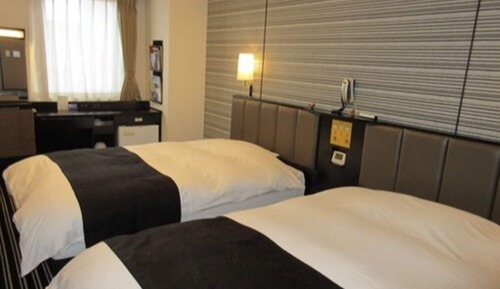 Twin Room, Smoking