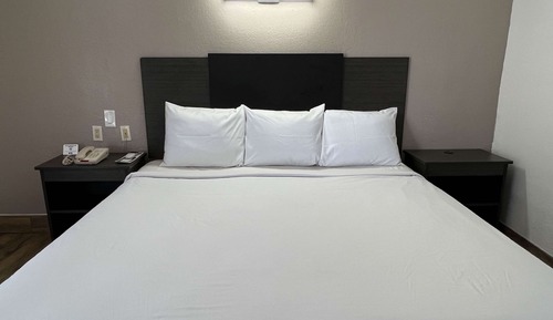 Deluxe Room, 1 Queen Bed, Accessible, Non Smoking