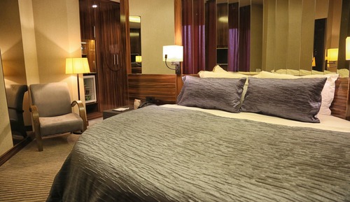Deluxe Room, 1 Queen Bed, Smoking (Round Bed)