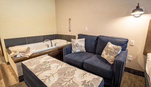 Deluxe Room, 1 King Bed, Jetted Tub (No Pets)