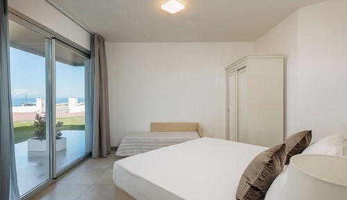 Triple Room (Lateral Sea View)