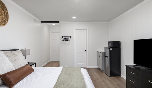 Deluxe Studio Suite, 1 King Bed, Balcony, Valley View