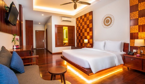 King Suite Pool View