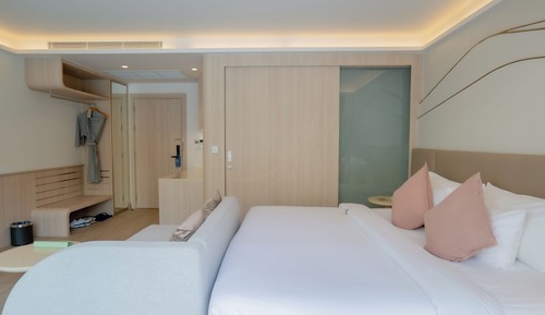Deluxe Room, 1 King Bed, Pool Access