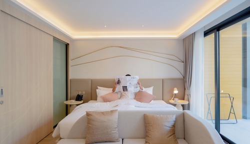 Grand Room, 1 King Bed, Pool Access (Deluxe)