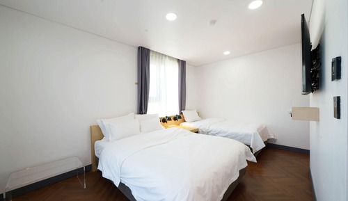 Deluxe Room (Netflix Available)