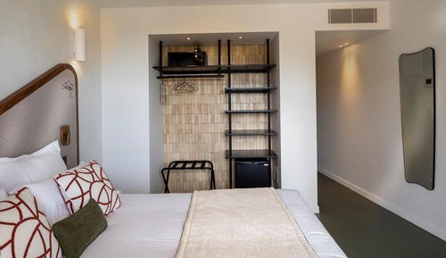 Medium Room South