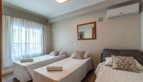 Connecting room II