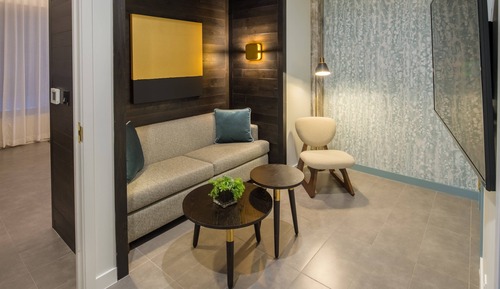 Suite, 1 King Bed, City View, Corner