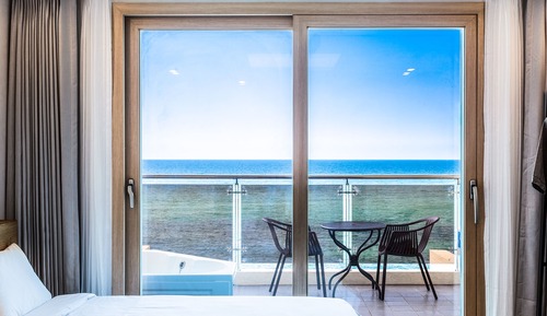 Ocean Room or Sky Room (Random Assign)