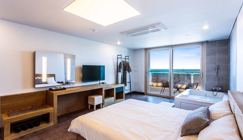 Couple Room or Emerald Room (Random Assign)