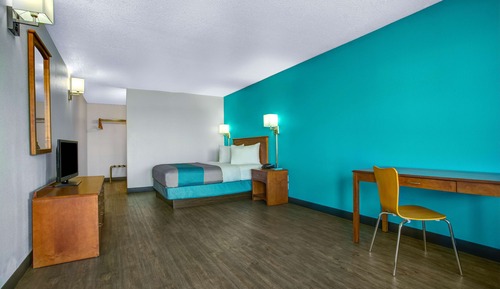 Deluxe Room, 1 Queen Bed, Non Smoking, Refrigerator & Microwave
