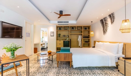 Studio, 1 King Bed, Balcony (Surin)