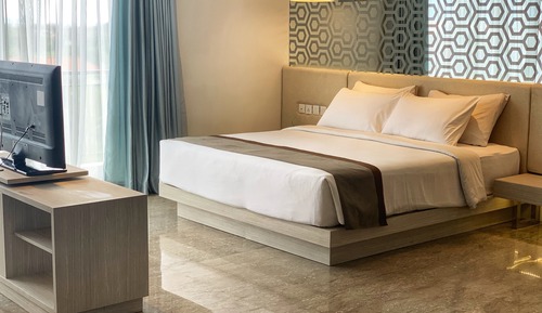Suite, 1 King Bed, City View
