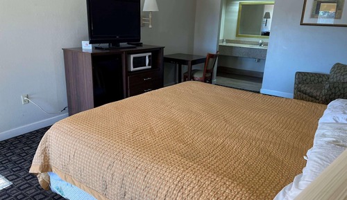 Room, 1 King Bed, Accessible, Non Smoking (Mobility/Hearing, Roll-In Shower)