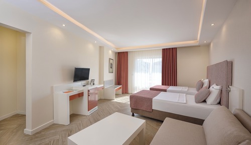 Family Room (2 Adults + 2 Children)