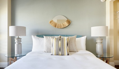 Premium Suite, 1 Queen Bed (Self Check-in with Virtual Front Desk)