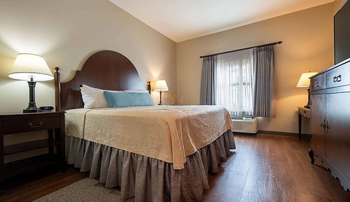 Room, 1 King Bed, Non Smoking, Courtyard View