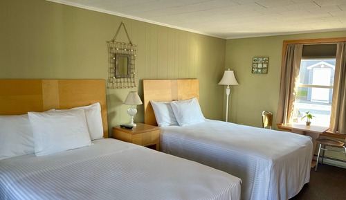 Motel #7 – Single room with refrigerator, microwave & coffeemaker