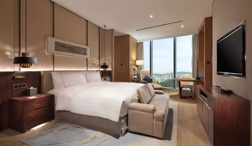 King Grand Premier Suite City Attractions View