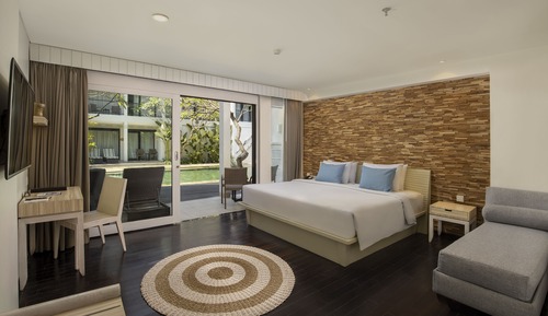 Deluxe Room, Poolside