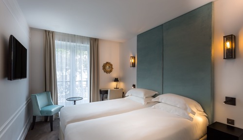 Superior Room (Marquise) Eiffel Tower side view right or left by opening the window