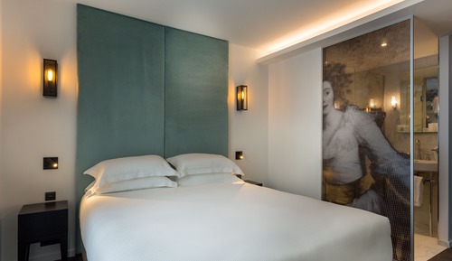 Classic Room (Baronne), Eiffel Tower side view righ or left by opening the window