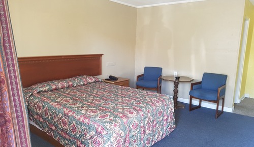 Economy Room, 1 King Bed, Smoking